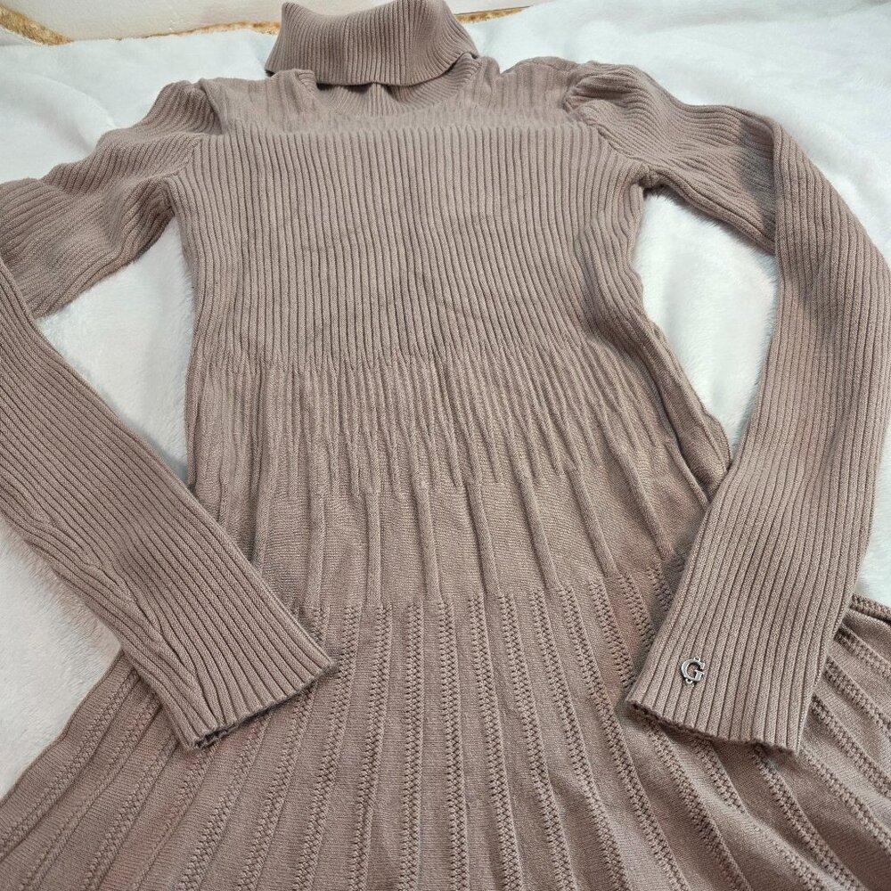 Cozy Ribbed Knit Turtleneck Guess Dress in Beige - Size M - Perfect for Fall!